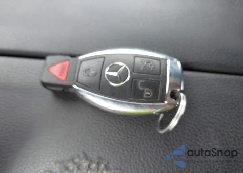 2011 Mercedes-Benz E 550 4Matic из США, поврежденный, VIN WDDHF9AB4BA415685